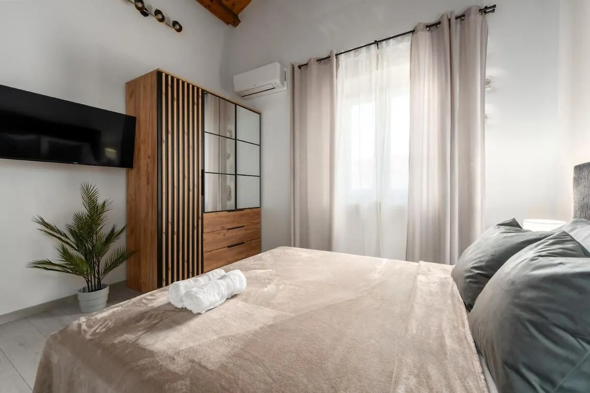 Villa Valeria Majkusi 0*,
