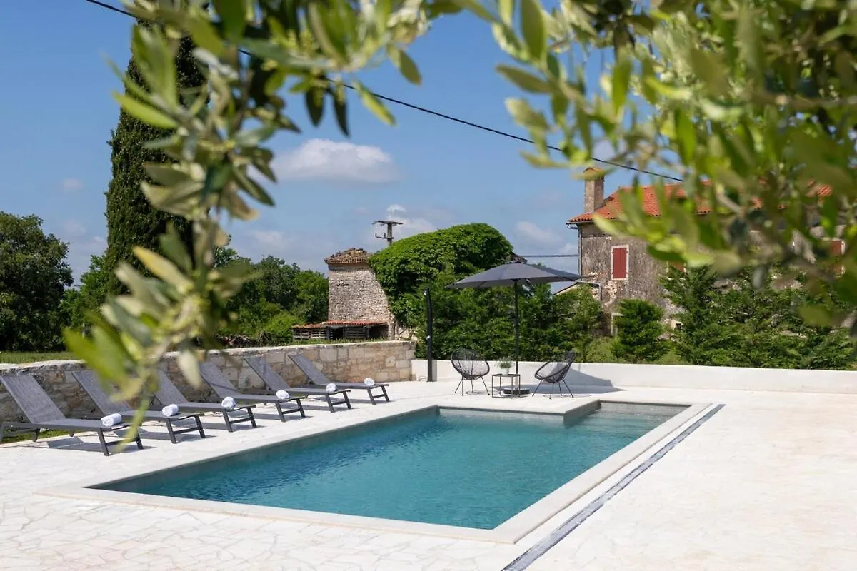 Villa Valeria Majkusi 0*,
